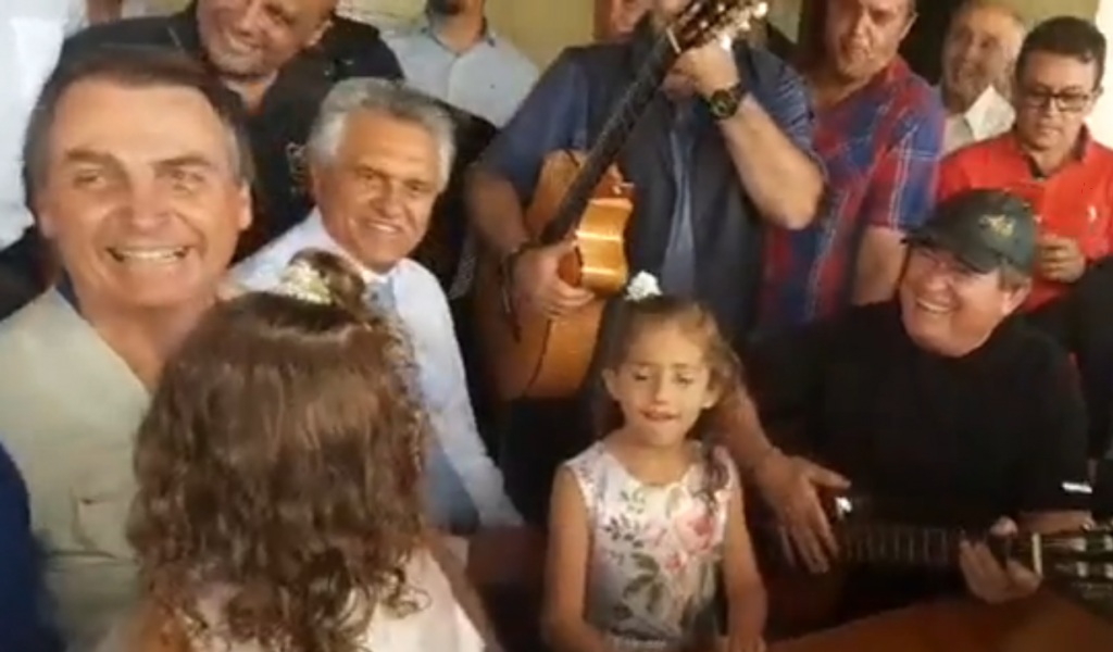Bolsonaro diz ser “romântico” durante almoço em fazenda de Amado Batista