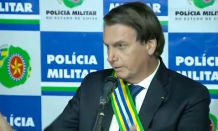 Bolsonaro encerra entrevista após ser questionado sobre helicóptero da FAB que levou família a casamento do filho Eduardo
