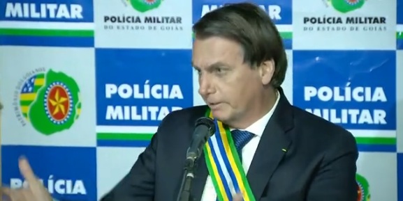 Bolsonaro encerra entrevista após ser questionado sobre helicóptero da FAB que levou família a casamento do filho Eduardo