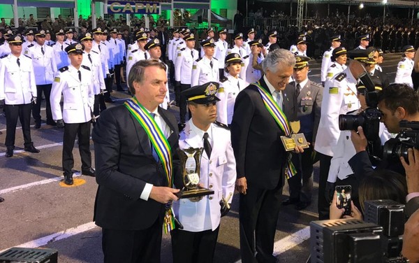 Bolsonaro participa de aniversário da PM de Goiás e formatura de sobrinho como policial