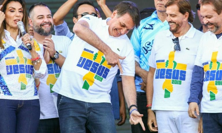 Para agradar evangélicos, Bolsonaro reduz obrigações fiscais de igrejas