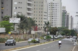 Avanço de frente fria deve diminuir as temperaturas e provocar pancadas de chuva em Goiás