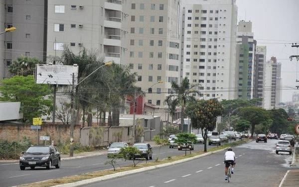 Avanço de frente fria deve diminuir as temperaturas e provocar pancadas de chuva em Goiás