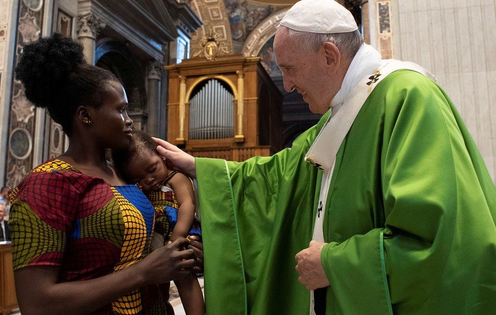 Papa: os migrantes são o símbolo de todos os descartados da sociedade