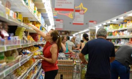 Intenção de consumo das famílias recua 1,7% em julho, diz CNC
