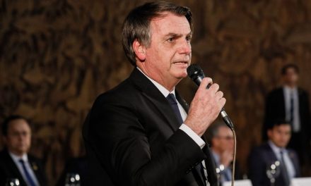 Economia está dando sinais de recuperação, diz Bolsonaro