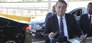 Bolsonaro diz que Macron terá de retirar ‘insultos’ antes de o Brasil aceitar dinheiro para Amazônia