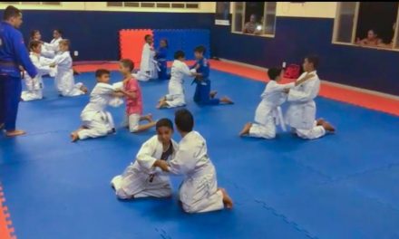 Projeto Sesc Esporte em Ação entrega 80 kimonos para crianças da rede pública em Goiânia