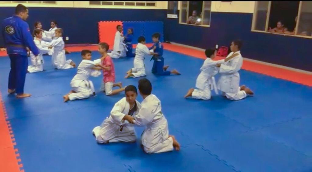 Projeto Sesc Esporte em Ação entrega 80 kimonos para crianças da rede pública em Goiânia