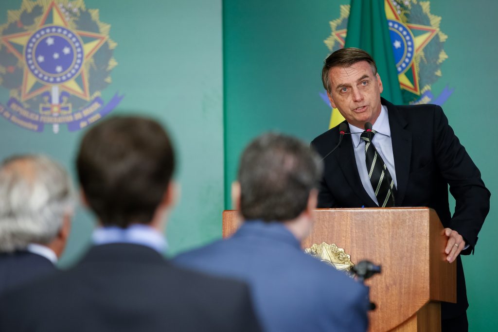 ‘Não é desarmando que você vai evitar’, diz Bolsonaro sobre ataques nos EUA