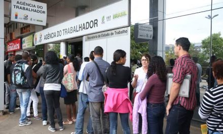 Taxa de desemprego no Brasil cai para 11,8% em julho, diz IBGE