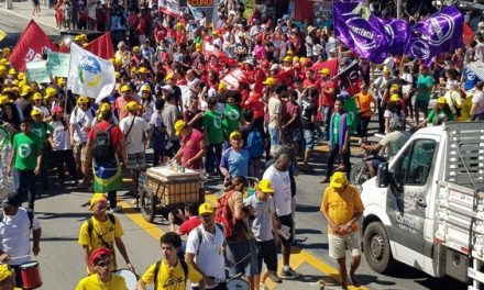 Cidades brasileiras têm atos em defesa da educação e contra a reforma da Previdência
