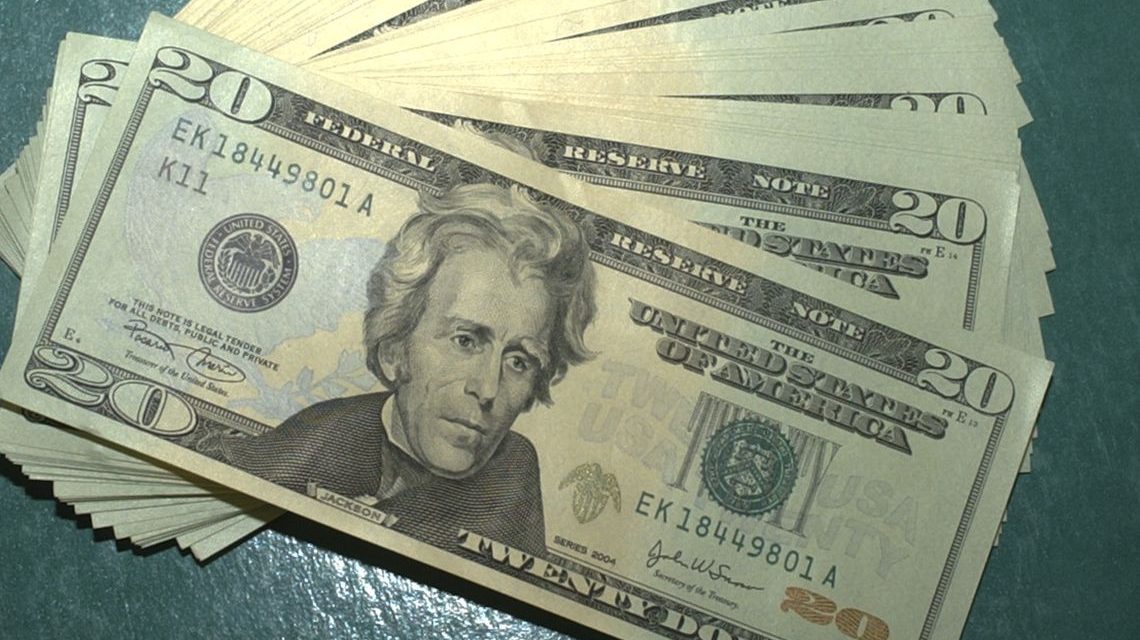 Dólar supera R$ 4,12 e fecha no maior valor em quase um ano