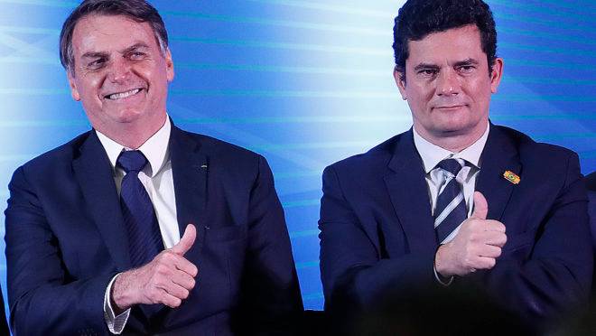 Bolsonaro se reúne com Moro após receber projeto sobre abuso de autoridade