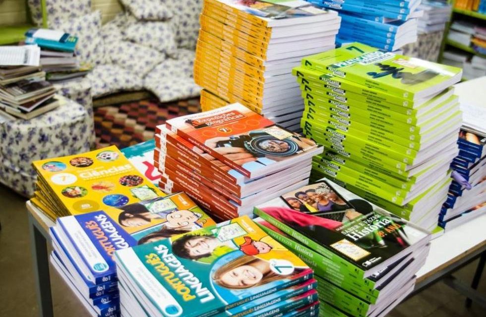 MEC bloqueia R$ 348,4 milhões para compra, produção e distribuição de livros didáticos
