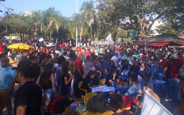 Manifestantes protestam em Goiânia em defesa da Educação e contra a reforma da Previdência