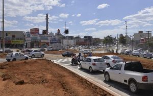 Trânsito é liberado em cruzamento que substituiu rotatória na Vila Brasília