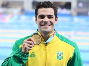 Chierighini vence os 100m livre e equipe mista “herda” ouro em dia de sete pódios na natação