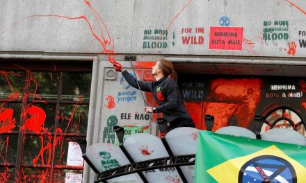 Embaixada do Brasil é alvo de ato em Londres