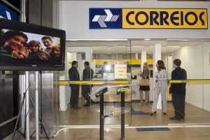 Funcionários dos Correios suspendem greve