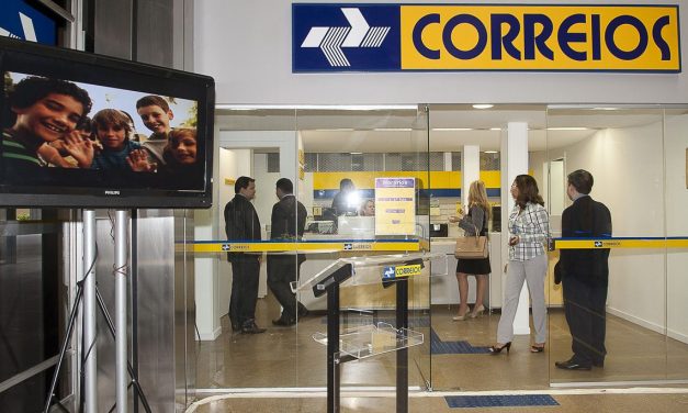 Funcionários dos Correios suspendem greve