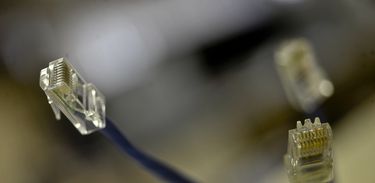 Com pente-fino em contratos, governo espera poupar 30% na área de TI Com pente-fino em contratos, governo espera poupar 30% na área de TI