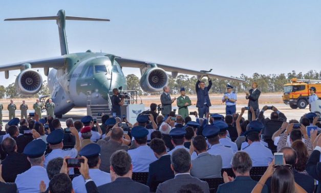 Bolsonaro participa da entrega do maior avião cargueiro do Brasil à Base Aérea de Anápolis