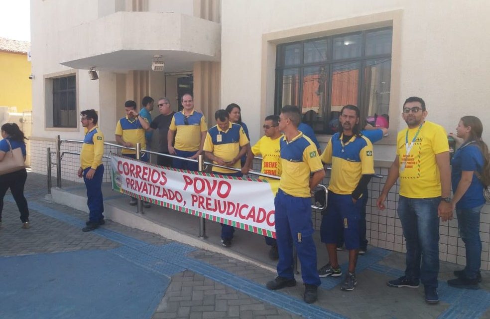 Funcionários dos Correios entram em greve
