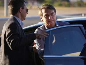 Bolsonaro volta para Brasília 8 dias após cirurgia
