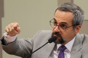 Em audiência no Senado, Weintraub sugere Revalida custeado pelo aluno