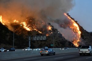 Incêndios florestais avançam na Califórnia e aulas são suspensas