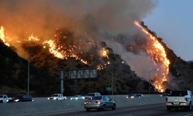 Incêndios florestais avançam na Califórnia e aulas são suspensas