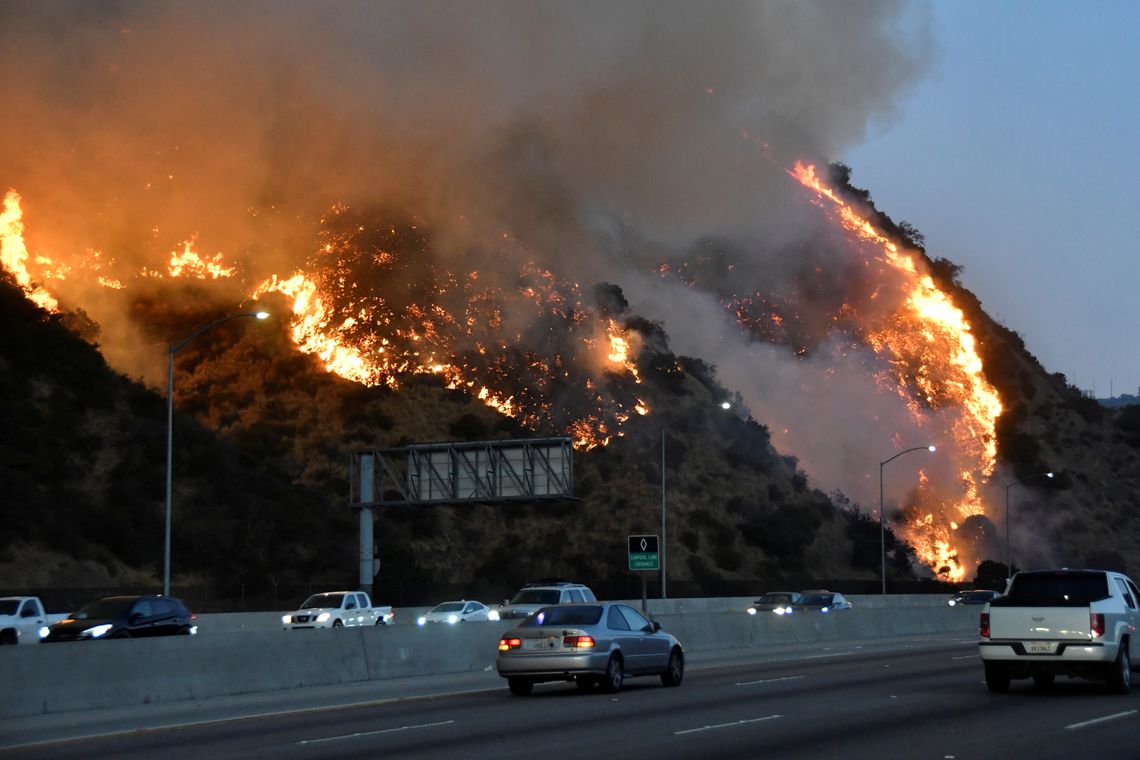 Incêndios florestais avançam na Califórnia e aulas são suspensas Incêndios florestais avançam na Califórnia e aulas são suspensas