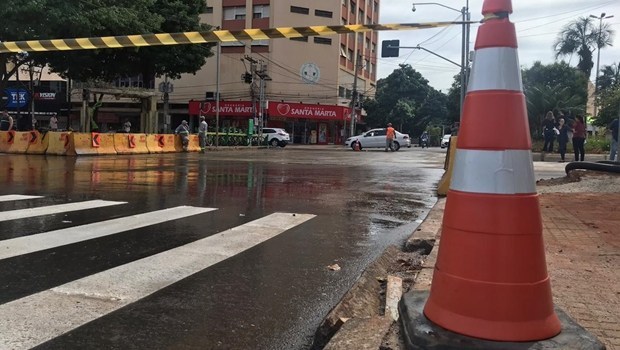 Prefeitura de Goiânia realiza bloqueio do cruzamento das avenidas Goiás e Independência.