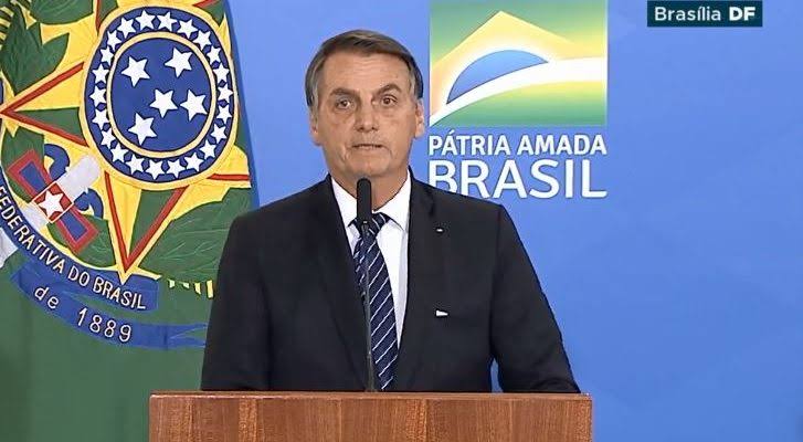 Bolsonaro assina MP que concede 13º pagamento do Bolsa Família