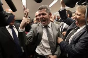 Delegado Waldir permanecerá como líder do PSL na Câmara