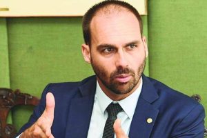 Delegado Waldir desiste e Eduardo Bolsonaro é o novo líder do PSL na Câmara