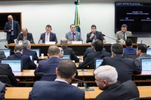 Comissão da Câmara aprova projeto que muda carreira de militares