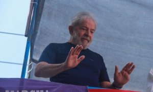 STJ suspende julgamento que pode anular sentença de Lula