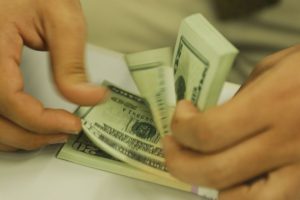 Dólar sobe mais e fecha a R$ 5,65 após novas críticas de Lula ao BC