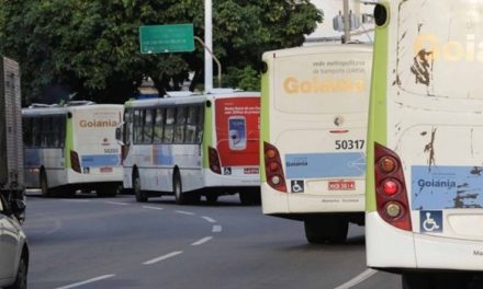 Passageira que teve mão prensada em porta de ônibus receberá R$ 20 mil da Metrobus