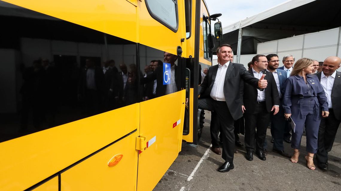 Bolsonaro participa da entrega de mais de 200 ônibus escolares em Goiânia