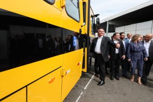 Bolsonaro participa da entrega de mais de 200 ônibus escolares em Goiânia