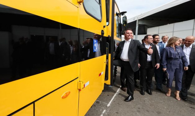 Bolsonaro participa da entrega de mais de 200 ônibus escolares em Goiânia
