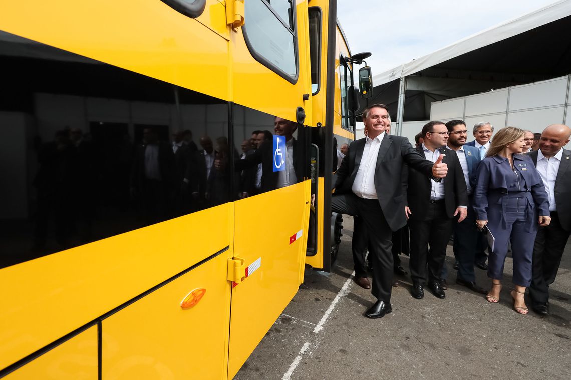 Bolsonaro participa da entrega de mais de 200 ônibus escolares em Goiânia Bolsonaro participa da entrega de mais de 200 ônibus escolares em Goiânia