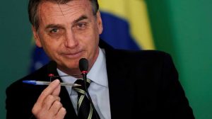 Bolsonaro assina medida provisória que extingue o Dpvat