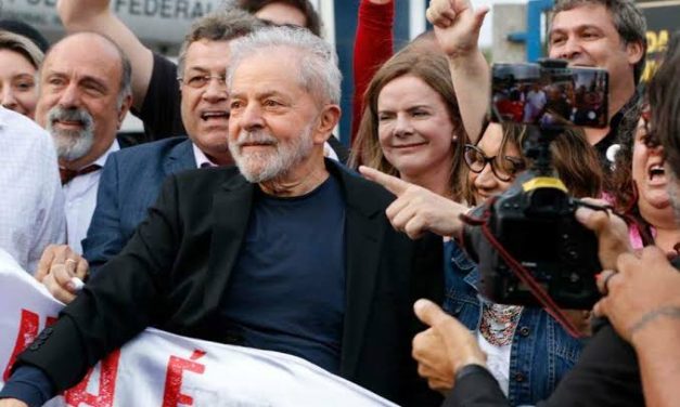 Lula livre: após 580 dias, petista é solto da carceragem da PF