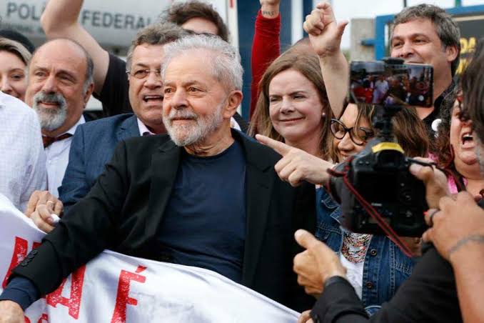 Lula livre: após 580 dias, petista é solto da carceragem da PF