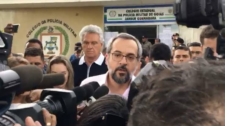 Ministro da Educação se recusa a dar entrevista para repórter da Globo, em Goiás