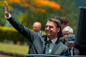 Bolsonaro assina carta de desfiliação do PSL